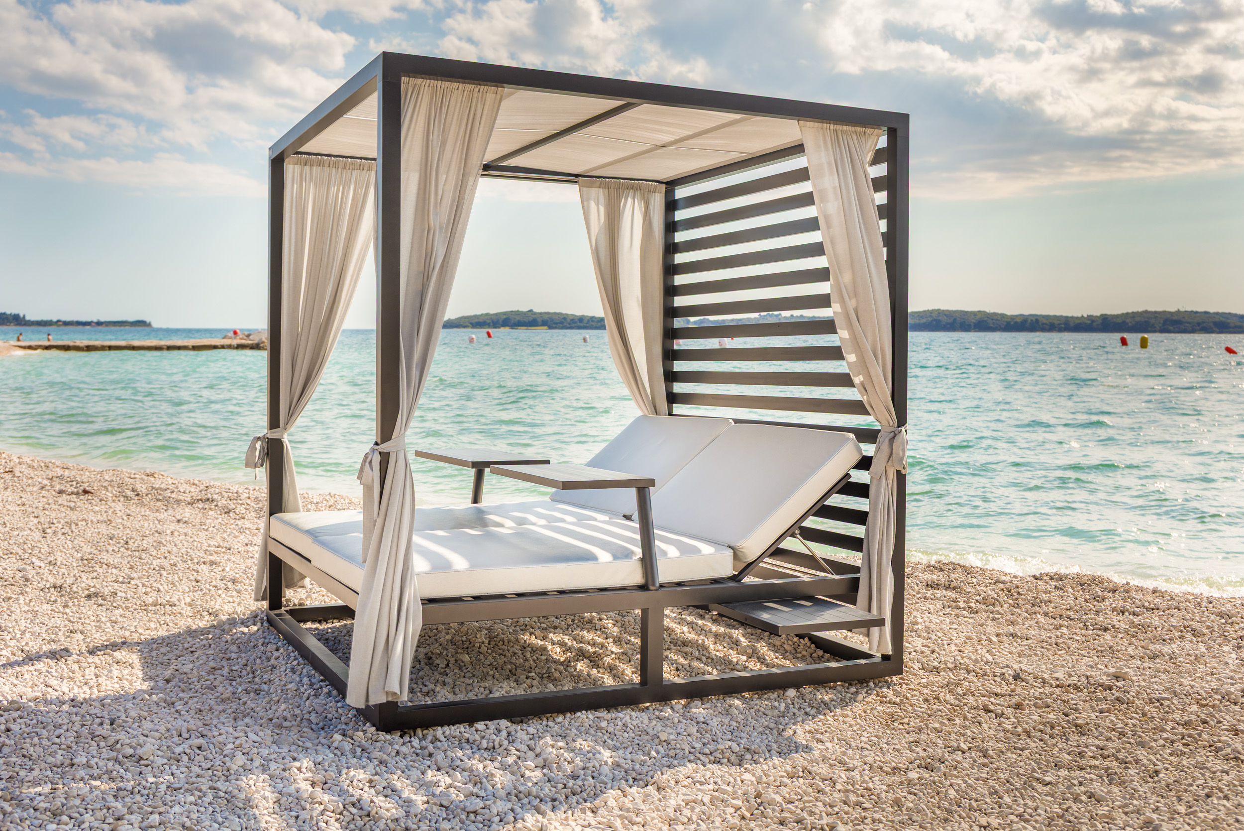 Lezzi ležaljka za bazen i plažu s nadstrešnicom