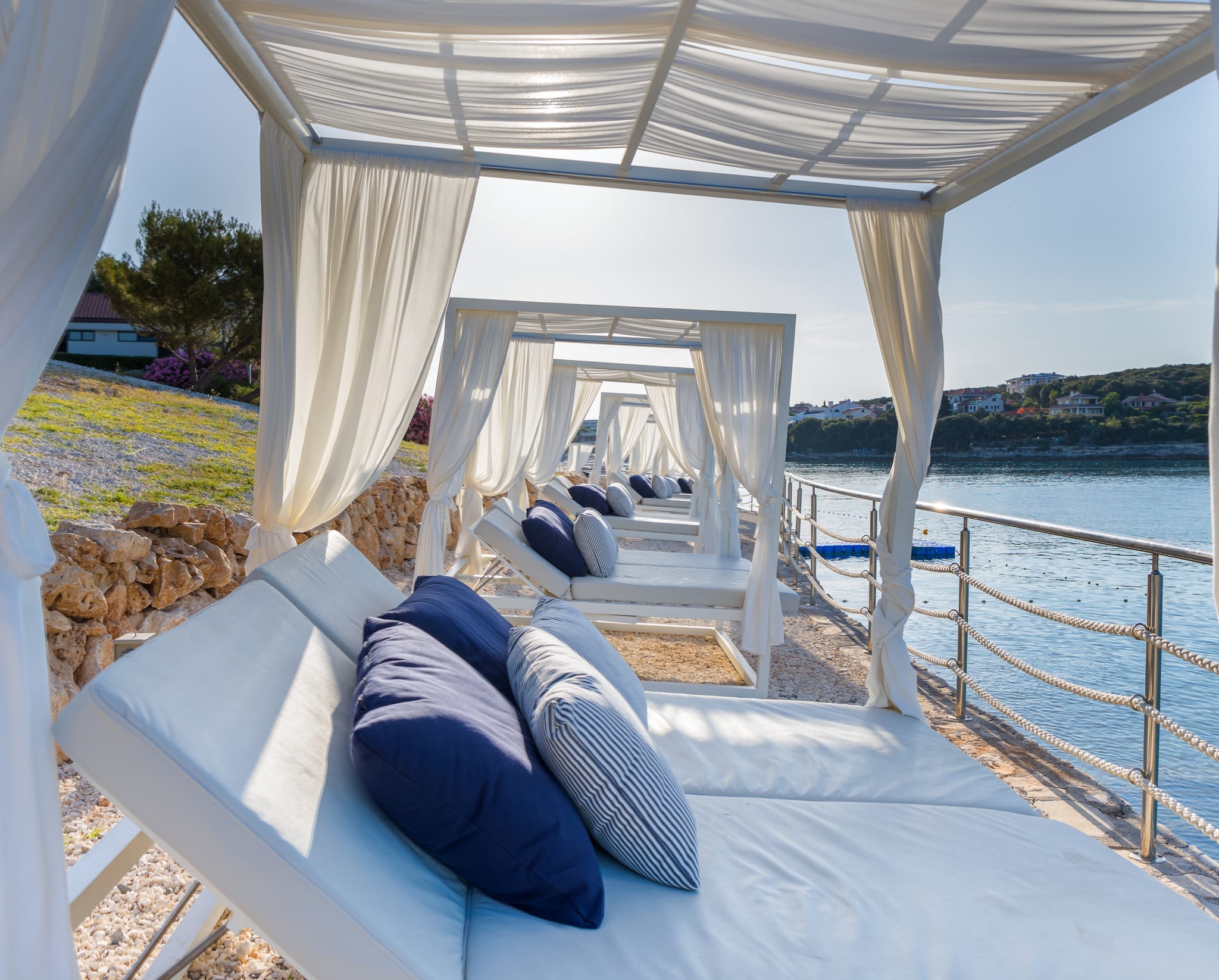 Lezzi ležaljka za bazen i plažu s nadstrešnicom