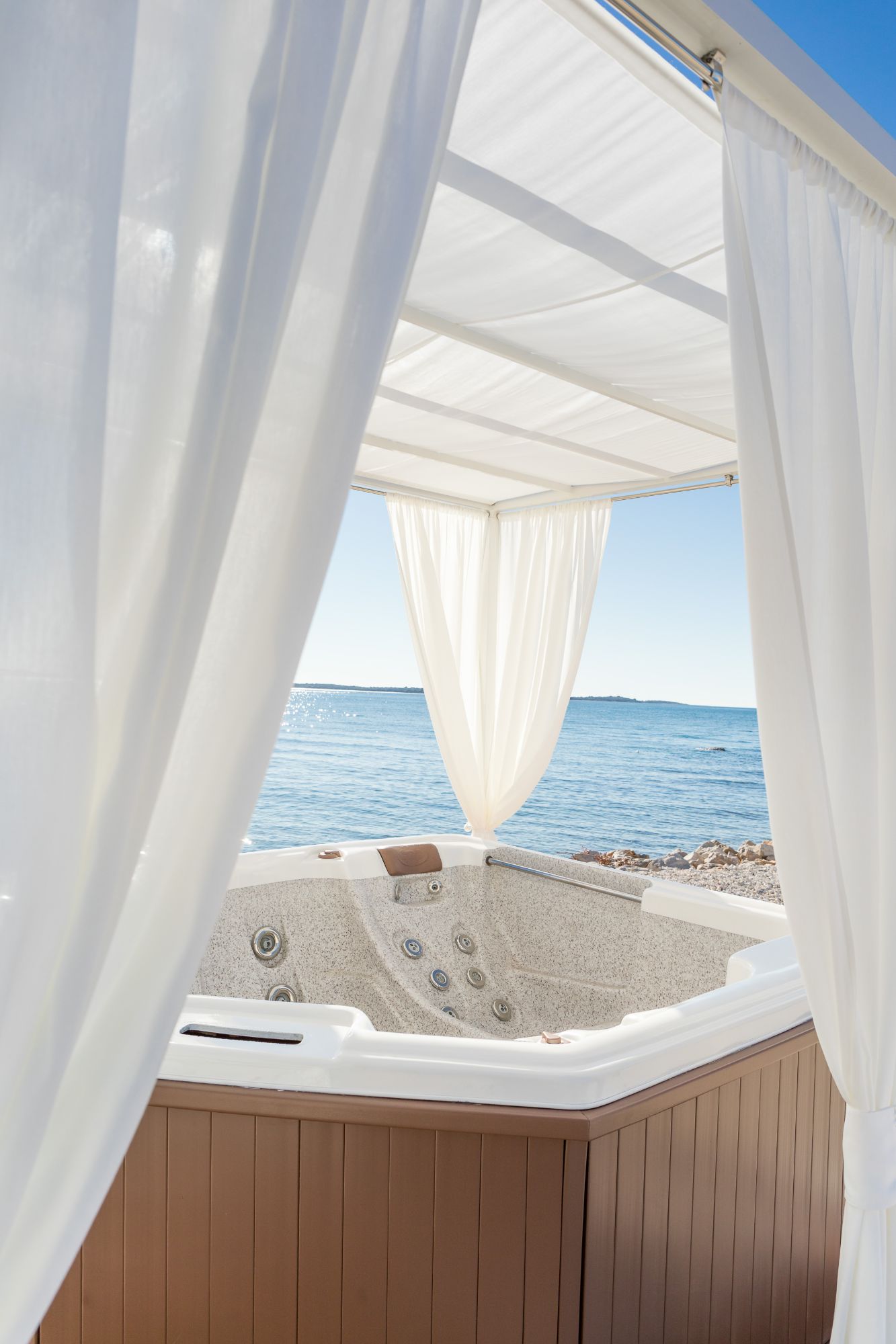 Lezzi pergola za bazen i plažu s ležaljkom