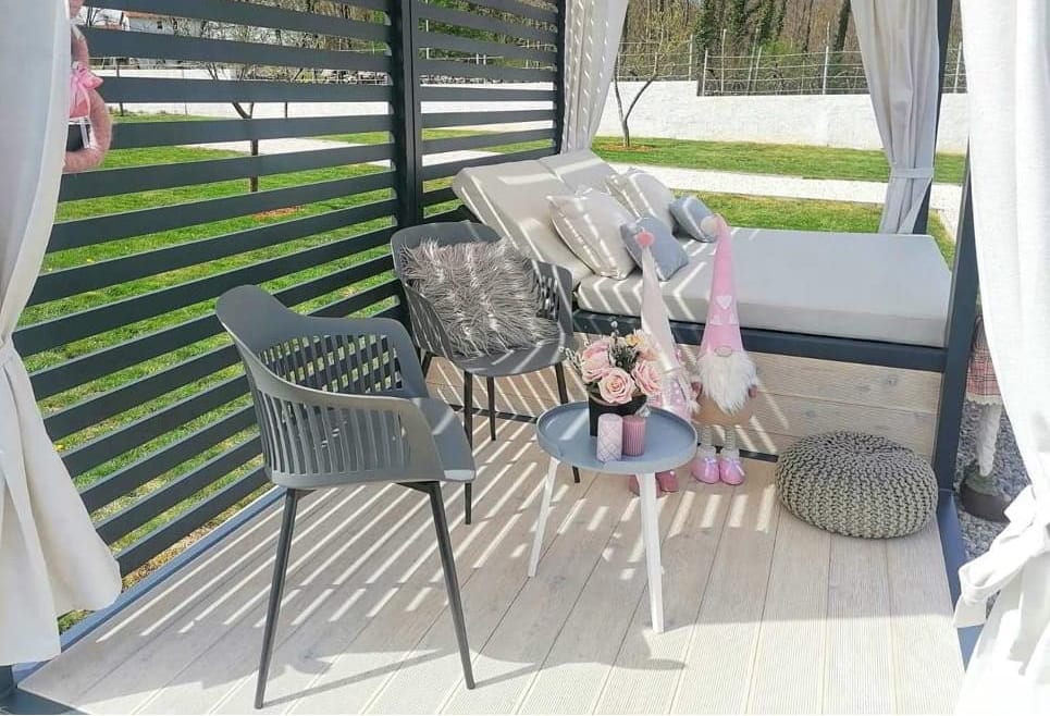 Lezzi pergola za bazen i plažu s ležaljkom