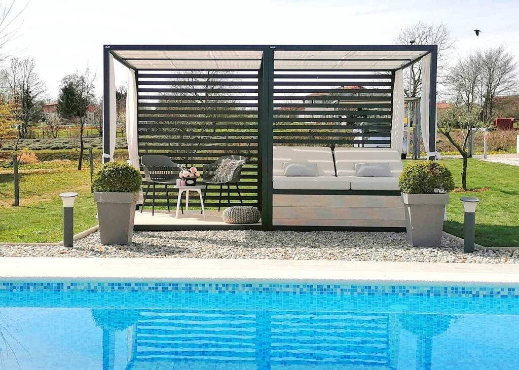 Lezzi pergola za bazen i plažu s ležaljkom