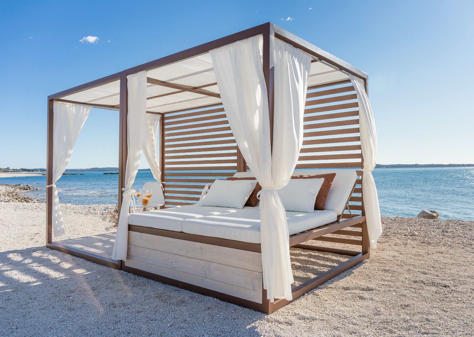 Lezzi pergola za bazen i plažu s ležaljkom